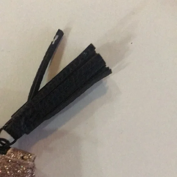 Ipsy Sparkle zipper bag - white mark from tag on tassel see pictures - Picture 3 of 6